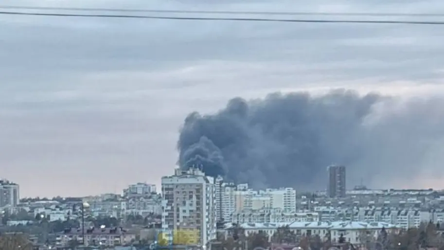 Tehtaasta kohosi paksu savupilvi iskujen jälkeen. / Kuvakaappaus silminnäkijävideosta / Ukrainian News