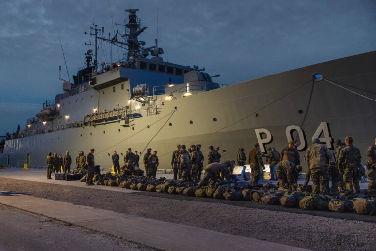 Ruotsin sotilaita harjoituksessa. Taustalla HSwMS Carlskrona. / Försvarsmakten﻿