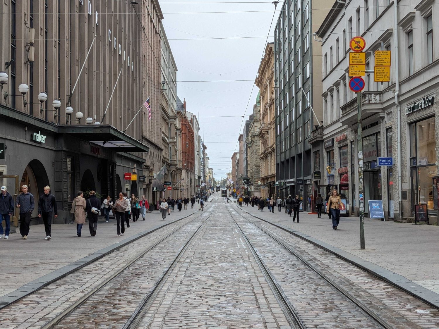 Jalankulkijoita Helsingin keskustassa. VILLE MÄKILÄ