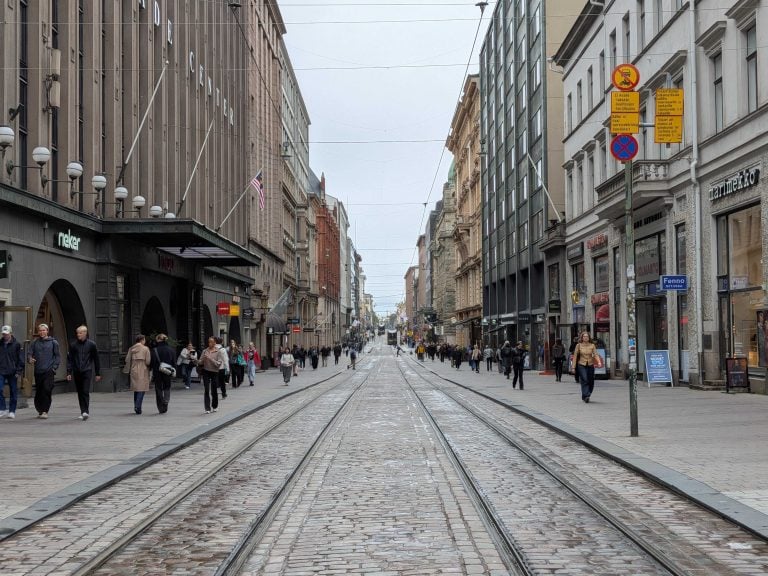 Jalankulkijoita Helsingin keskustassa. VILLE MÄKILÄ