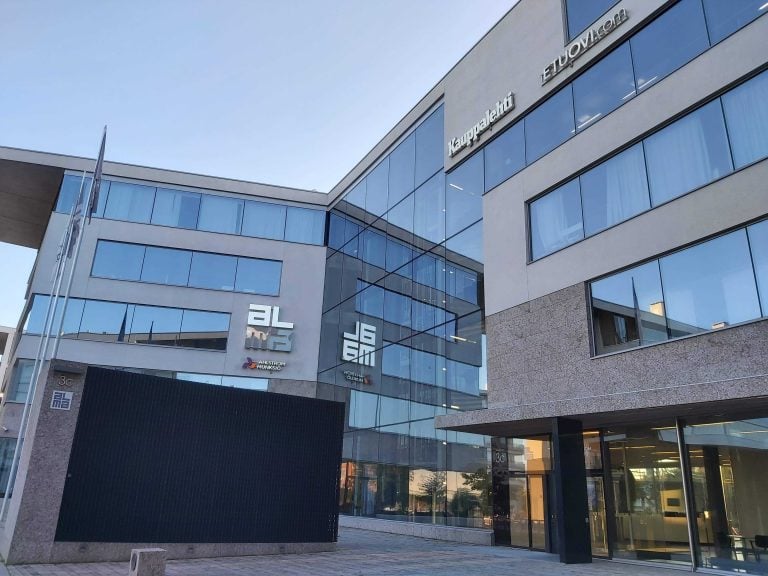 Iltalehti ja Uusi Suomi ovat Alma Median omistamia lehtinimikkeitä. Kuvassa Alma-talo Helsingissä. VILLE MÄKILÄ