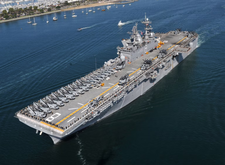 Yhdysvaltain laivaston maihinnousutukialus USS Makin Island San Diegon laivastotukikohdan edustalla. (U.S. Navy photo by Chief Mass Communication Specialist John Lill/Released)