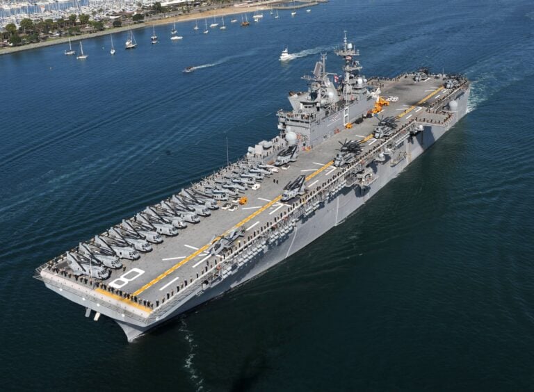 Yhdysvaltain laivaston maihinnousutukialus USS Makin Island San Diegon laivastotukikohdan edustalla. (U.S. Navy photo by Chief Mass Communication Specialist John Lill/Released)