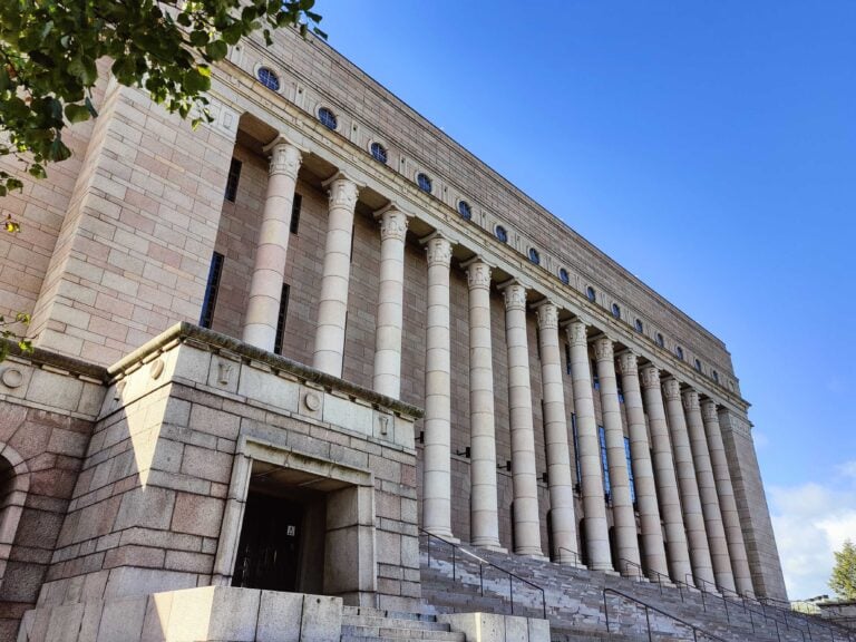 Eduskuntatalo Helsingissä. VILLE MÄKILÄ