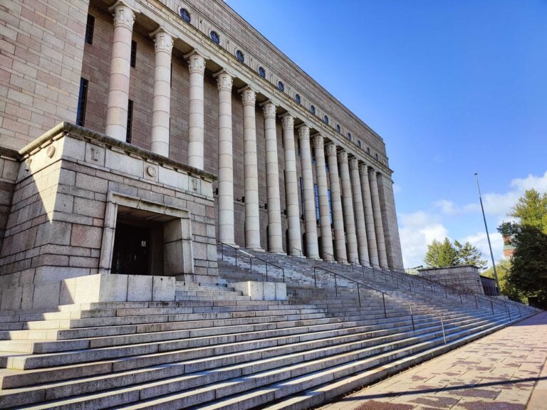 Eduskuntatalo Helsingissä. VILLE MÄKILÄ