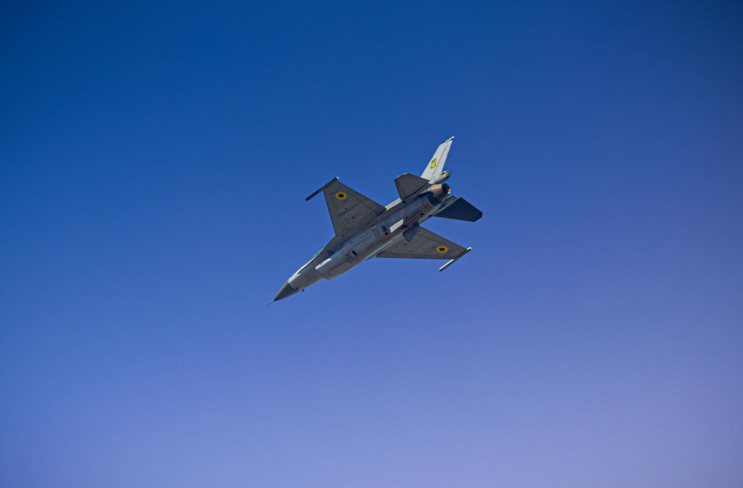 Ukrainan F-16-hävittäjä. / Jordan Lambaux / X