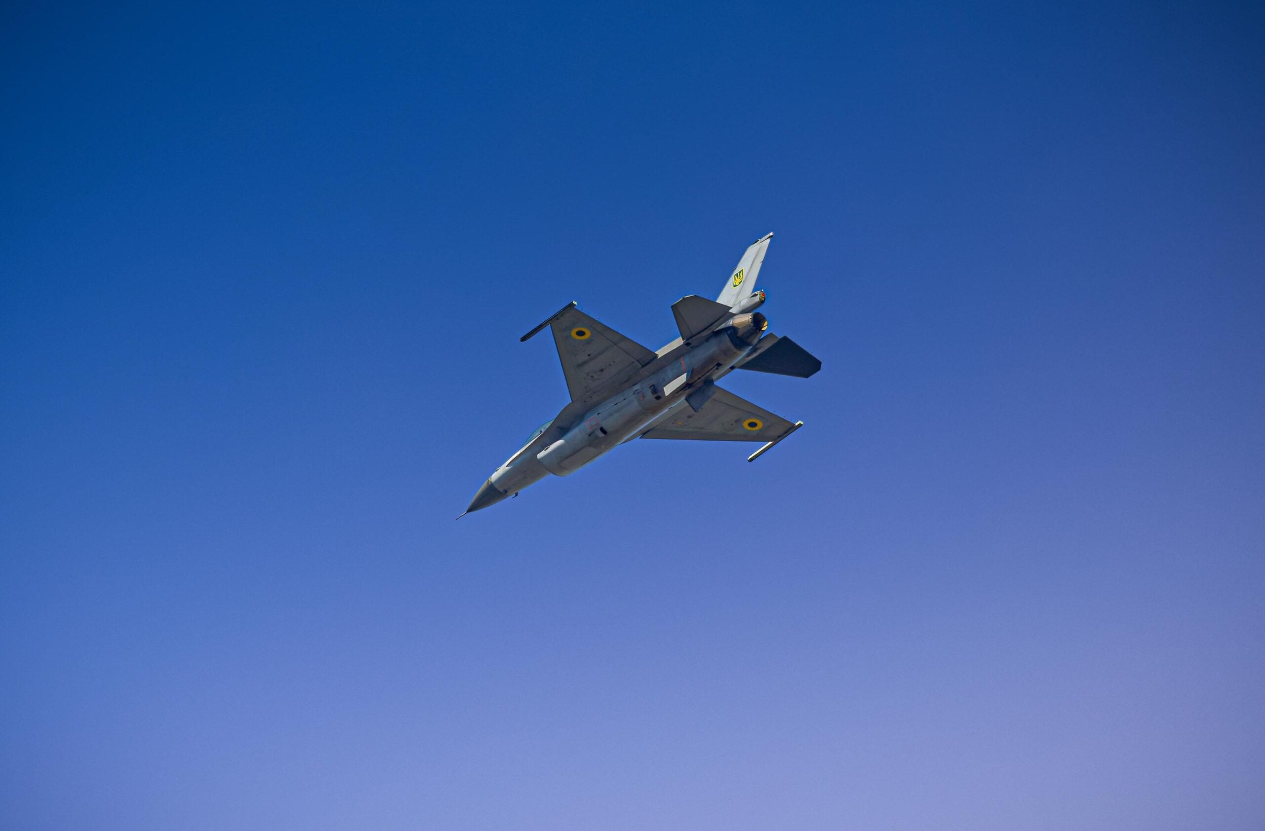 Ukrainan F-16-hävittäjät kriisissä – yli puolet koneista seisoo maassa