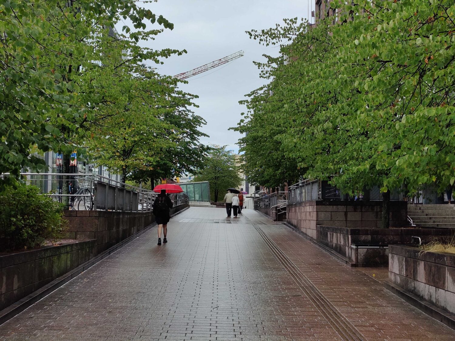 Jalankulkijoita Helsingissä. VILLE MÄKILÄ