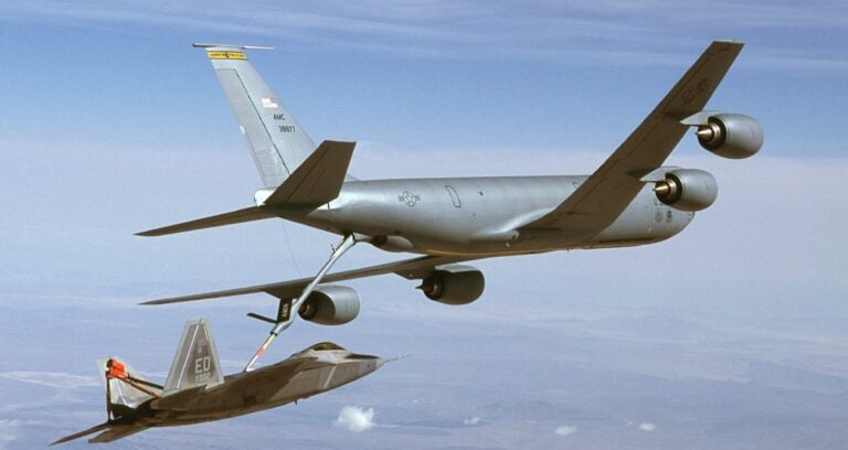 KC-135 tankkaamassa F/A-22 Raptoria. Wikimedia Commons U.S. Air Force photo by Kevin Robertson