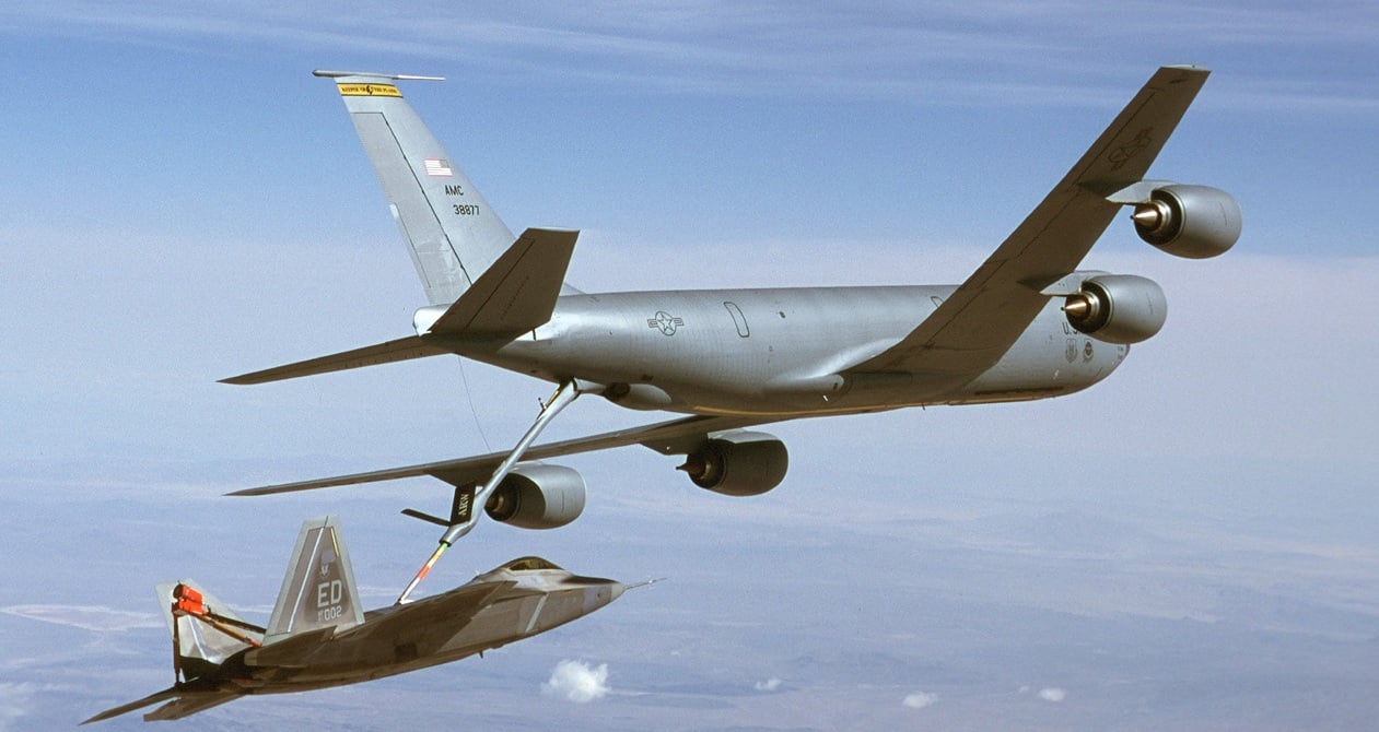 KC-135 tankkaamassa F/A-22 Raptoria. Wikimedia Commons U.S. Air Force photo by Kevin Robertson