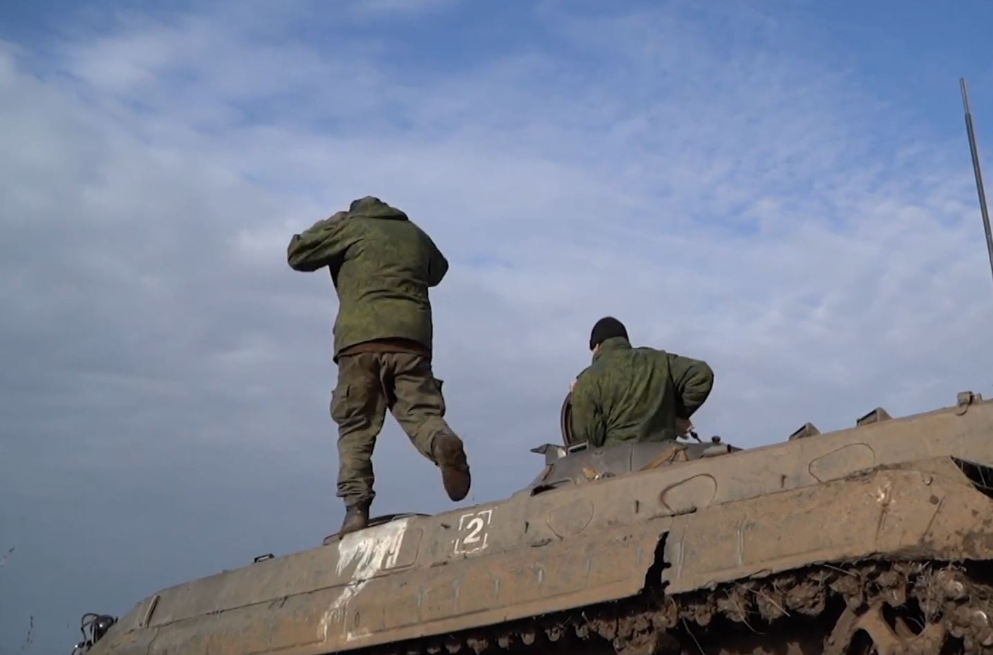 Venäläissotilaita koulutetaan BMP-1-panssariajoneuvon käyttöön lähellä Ukrainan rintamaa. / Zvezda
