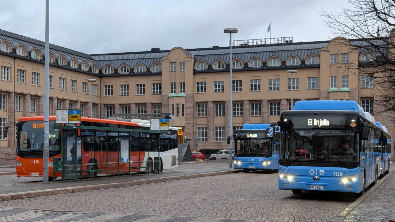 Linja-autoja Helsingin Rautatientorilla. VILLE MÄKILÄ
