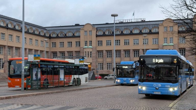 Linja-autoja Helsingin Rautatientorilla. VILLE MÄKILÄ