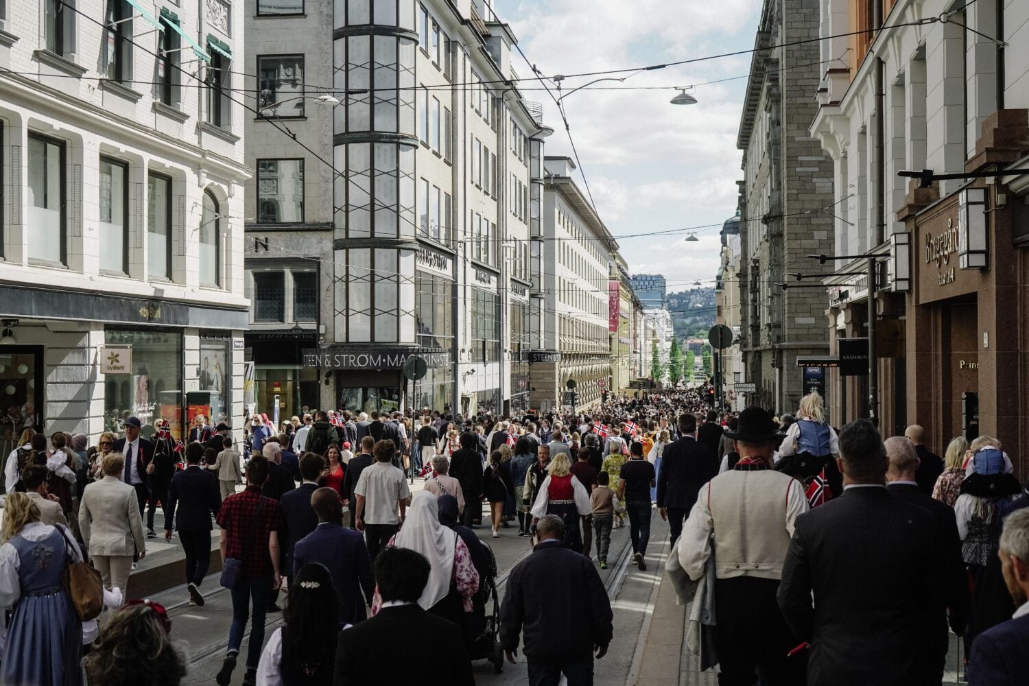 Jalankulkijoita Norjan pääkaupungissa Oslossa. PEXELS