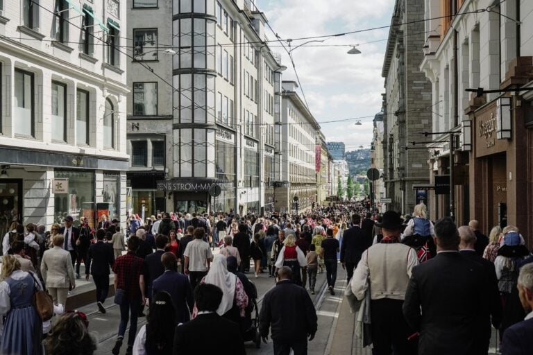 Jalankulkijoita Norjan pääkaupungissa Oslossa. PEXELS