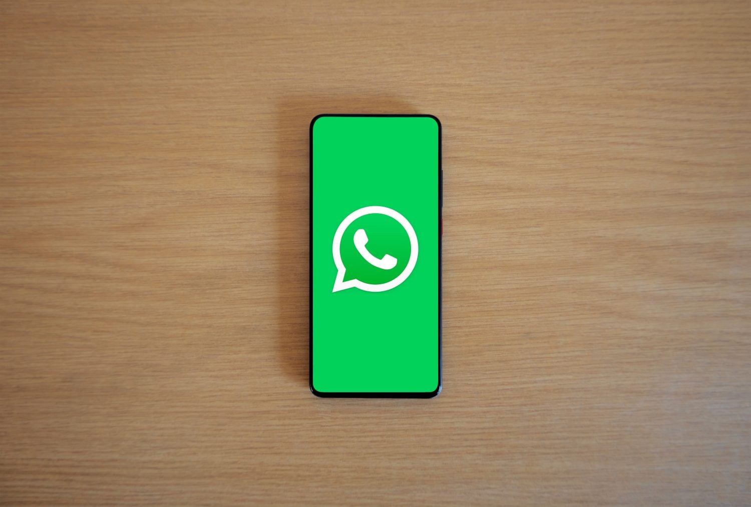 Whatsappin tunnus puhelimen näytöllä. PEXELS