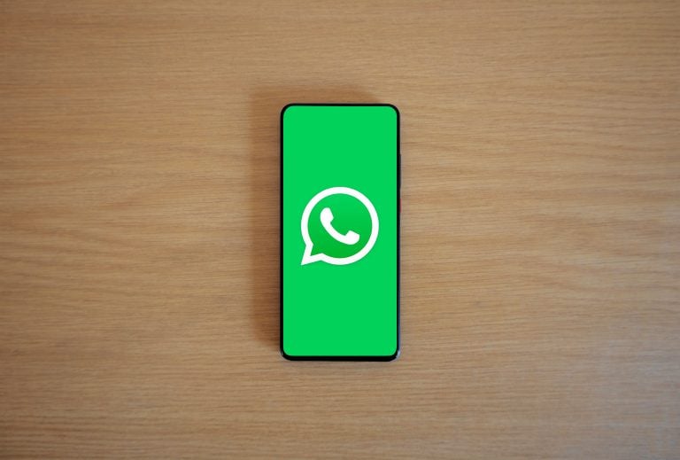 Whatsappin tunnus puhelimen näytöllä. PEXELS