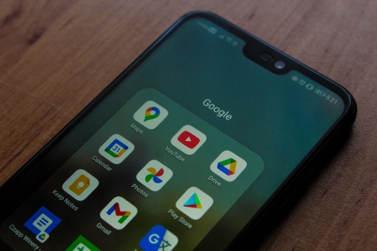 Androidin uusi lisäsuojaus estää tiedonsiirron USB-yhteyden kautta puhelimen ollessa lukittuna. PEXELS