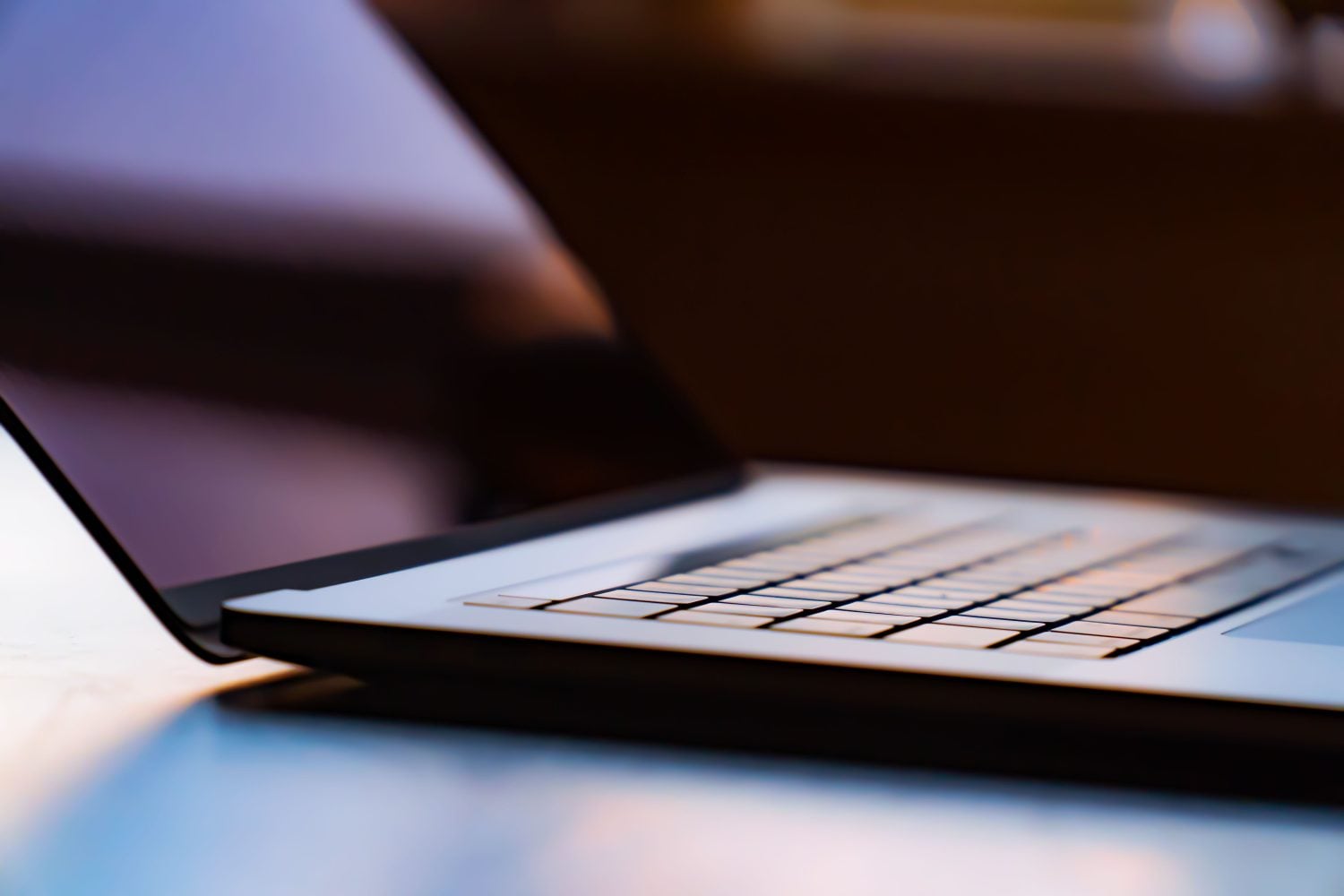 Huijarit ovat esiintyneet poliiseina ja pankkien edustajina Google Meet -videopuheluissa. PEXELS
