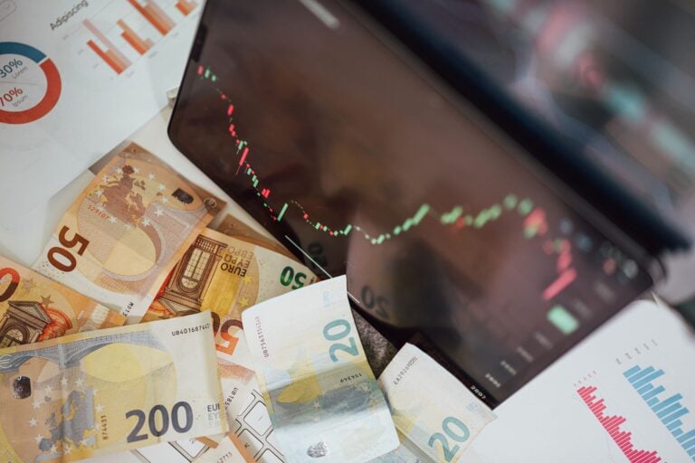 Vesa Engdahl varoittaa sijoittajia korko- ja teknologiariskien kasvusta. PEXELS