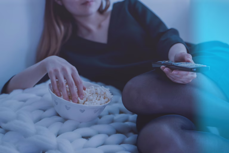 Iltavirkun luontainen unirytmi voi sopia huonosti yhteen aikaisin alkavan työpäivän kanssa, jolloin univelkaa kertyy helposti viikon aikana. PEXELS