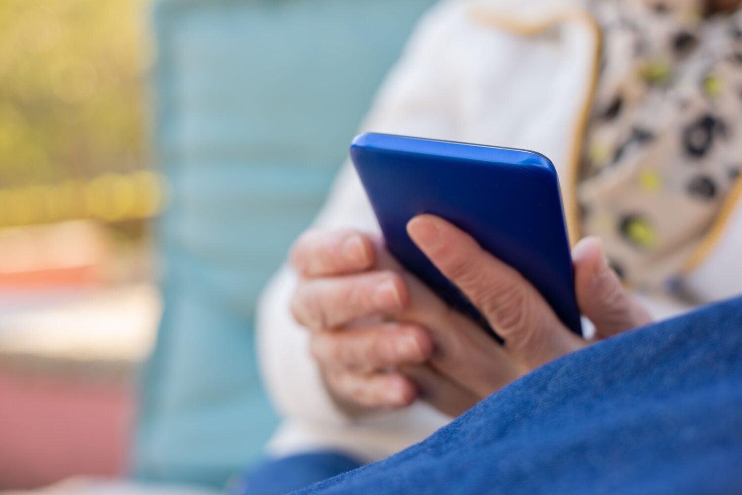 Poliisi varoittaa Facebookissa leviävästä huijauksesta, jossa eläkeläisille luvataan 1 500 euroa ilmaista rahaa. PEXELS