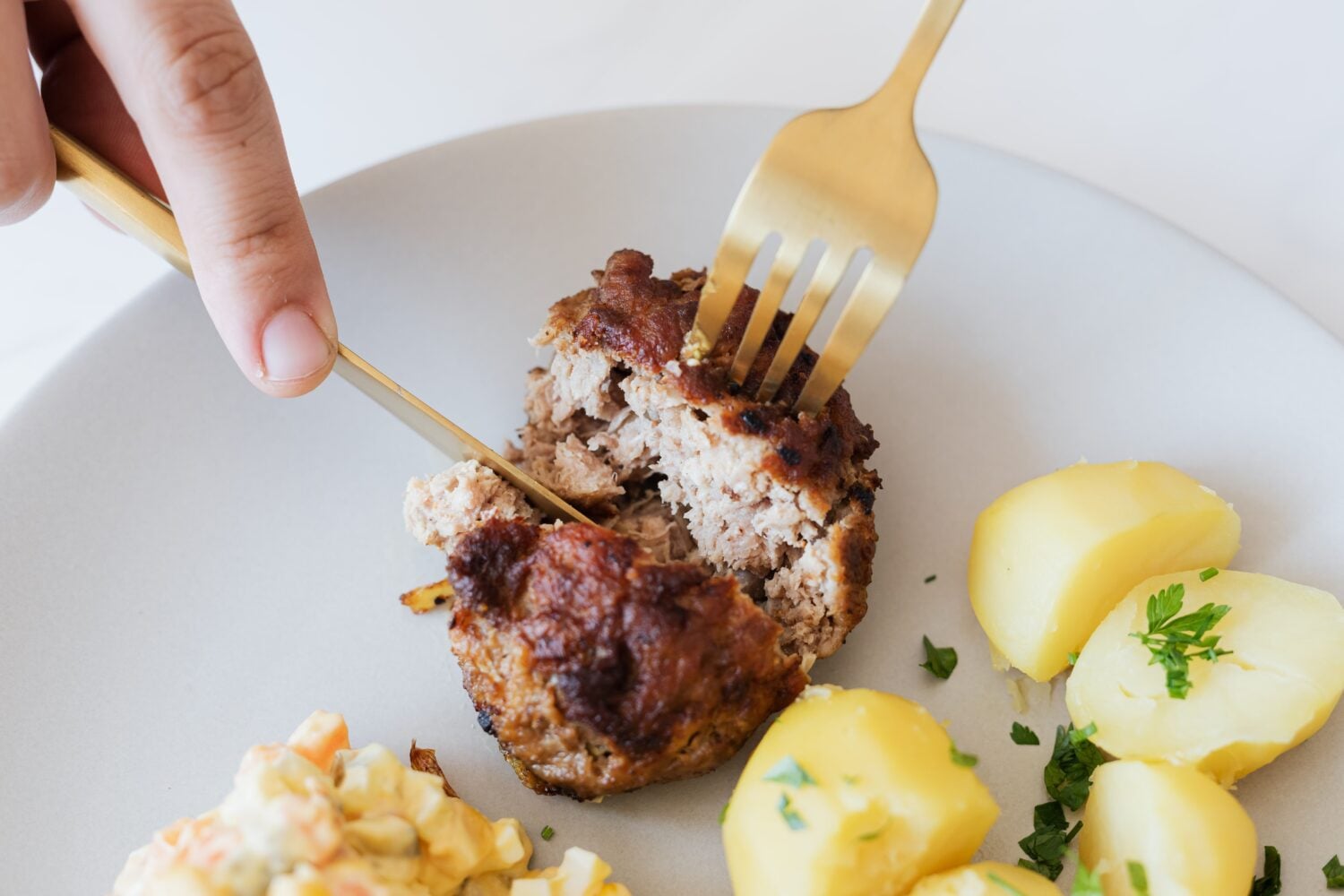 Kotitekoiset lihapullat jäävät helposti kuiviksi. PEXELS