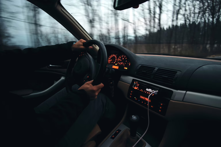 Autolla ajaminen ja päihteet sopivat huonosti yhteen. Kuvituskuva. PEXELS