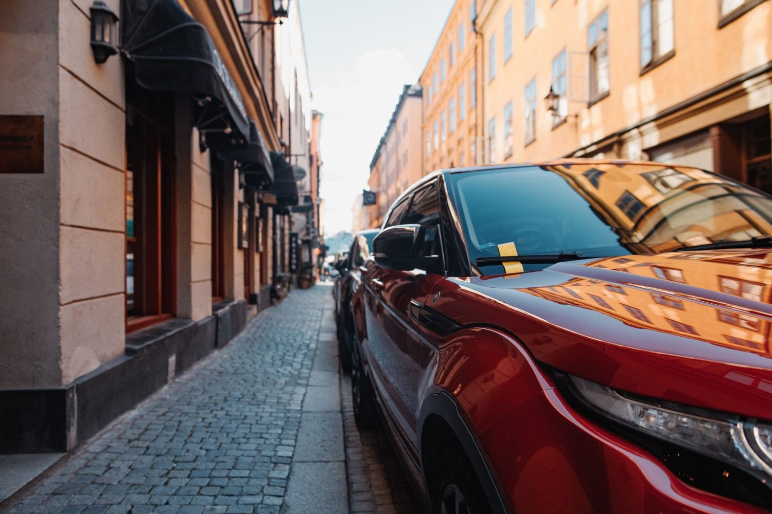 Auto pysäköitynä Tukholmassa. PEXELS