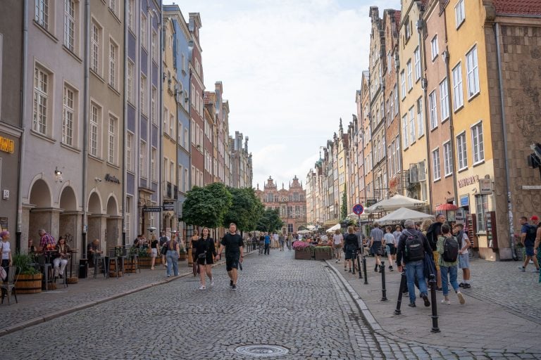 Ihmisiä Puolan Gdanskissa. PEXELS