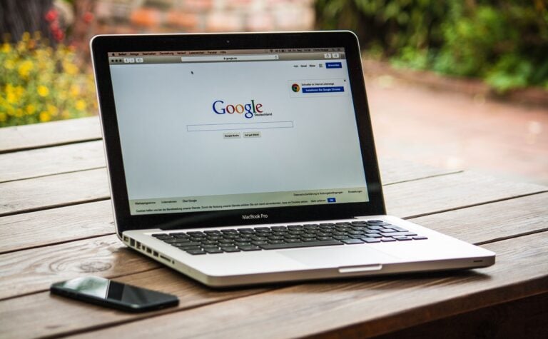 Googlen hakukone tietokoneen ruudulla.