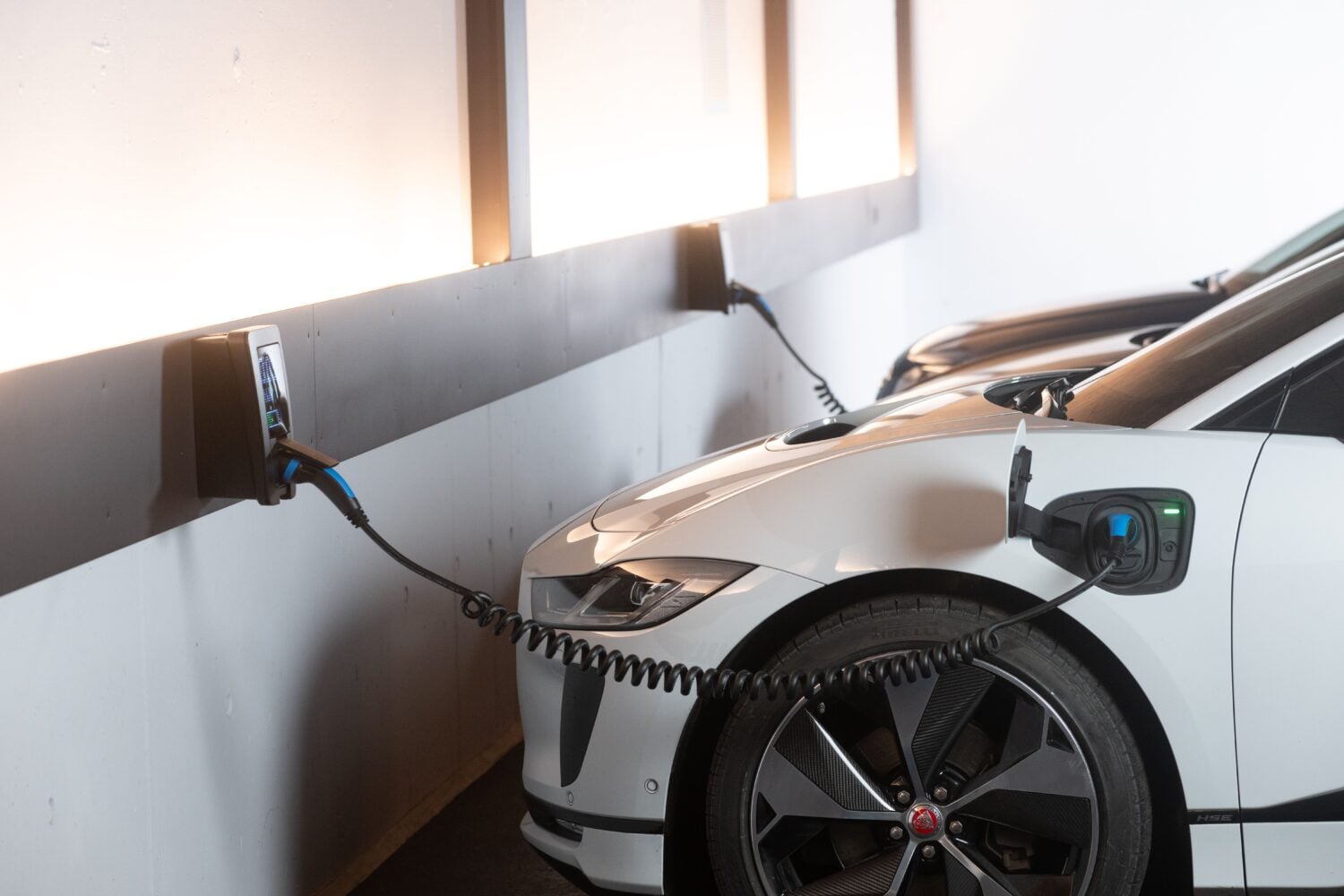 Sähköauto latauksessa. PEXELS