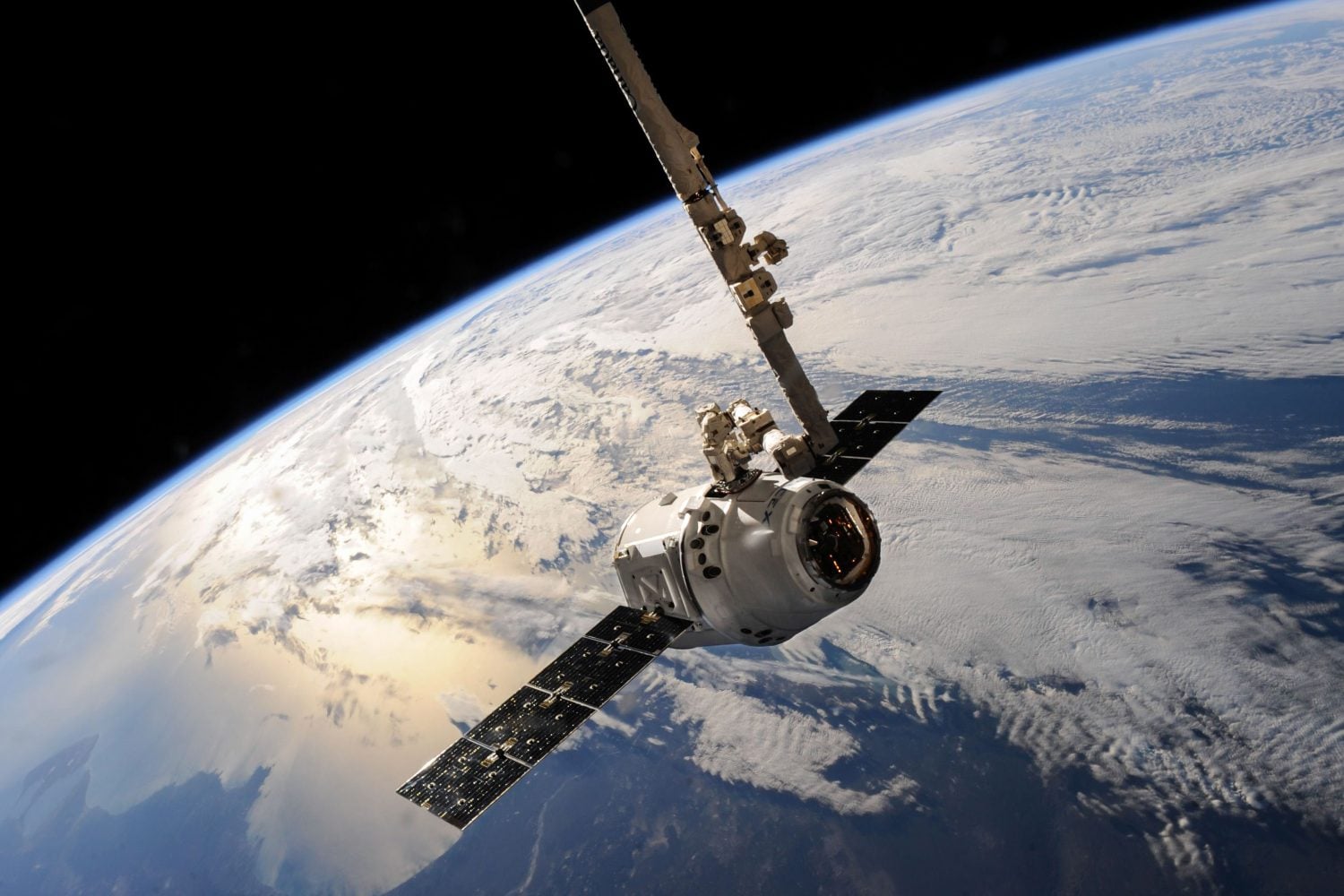 Satelliitti Maan yllä. Kuvituskuva. PEXELS/SPACEX