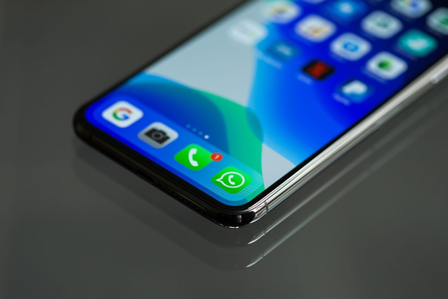 Whatsapp ja muita sovelluskuvakkeita puhelimen ruudulla.