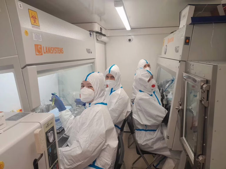 Venäjän Irkutskin rutontorjuntainstituutin laboratoriossa tutkitaan vaarallisia taudinaiheuttajia.