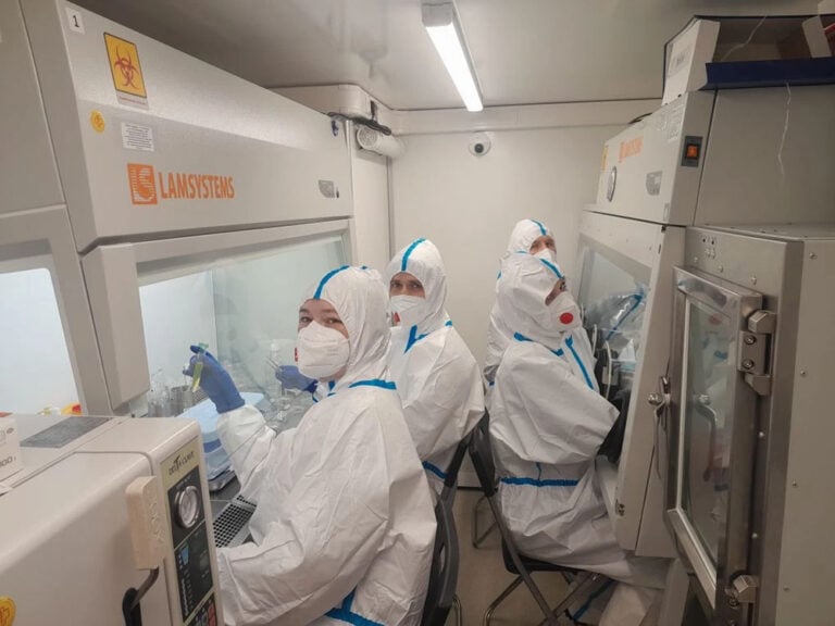 Venäjän Irkutskin rutontorjuntainstituutin laboratoriossa tutkitaan vaarallisia taudinaiheuttajia.