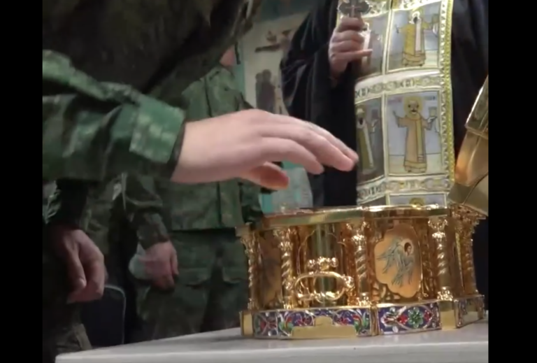 Donskoin oikean käden luun osia lähetettiin Ukrainan rintamalle vahvistamaan joukkojen taistelutahtoa. / Zvezda