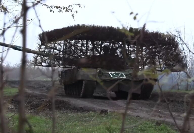 Droonisuojilla varustettu Venäjän panssarivaunu Ukrainan rintamalla. / Zvezda
