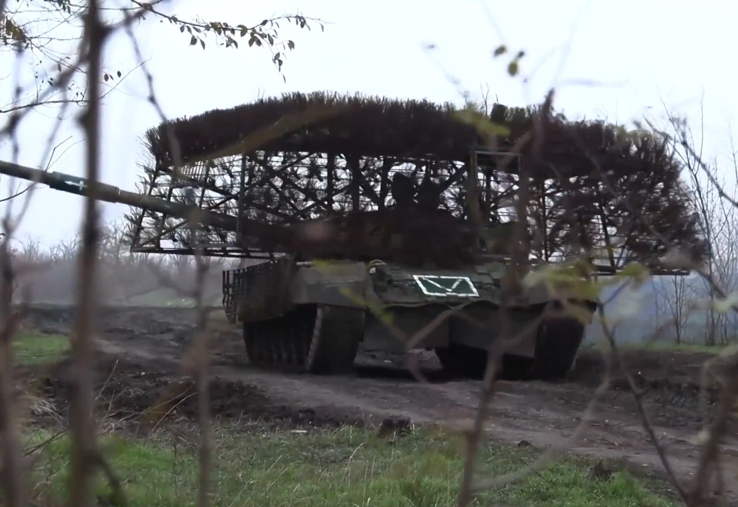 Droonisuojilla varustettu Venäjän panssarivaunu Ukrainan rintamalla. / Zvezda
