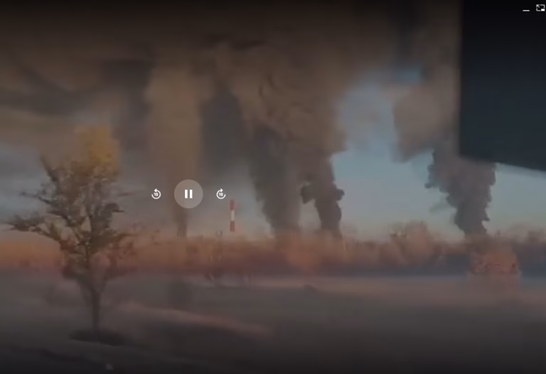 Samaran alueelta väitetysti kuvatut videot näyttävät laajoja paloja jalostamolla. Kuvakaappaus videolta/X