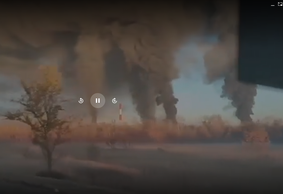 Samaran alueelta väitetysti kuvatut videot näyttävät laajoja paloja jalostamolla. Kuvakaappaus videolta/X
