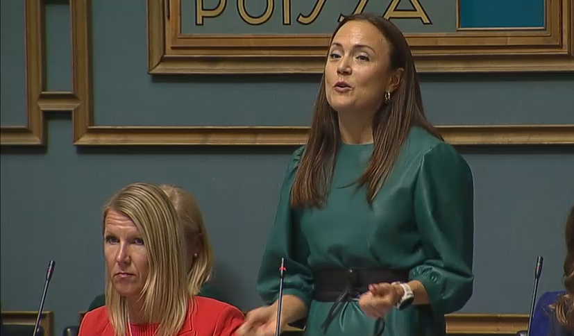 Ministerit Sari Multala ja Karoliina Partanen. Eduskunnan verkkolähetys